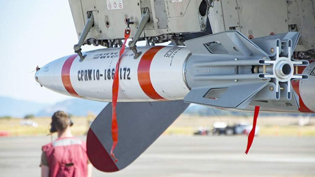 Авиационная мина QuickStrike под крылом стратегического бомбардировщика B-52H