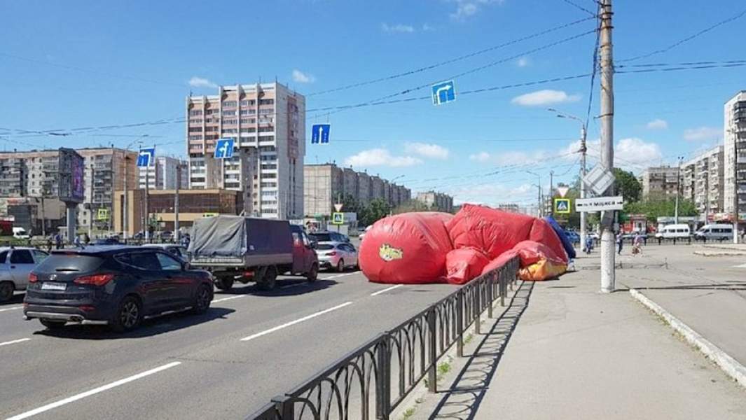 Батут на проезжей части проспекта Карла Маркса в Магнитогорске