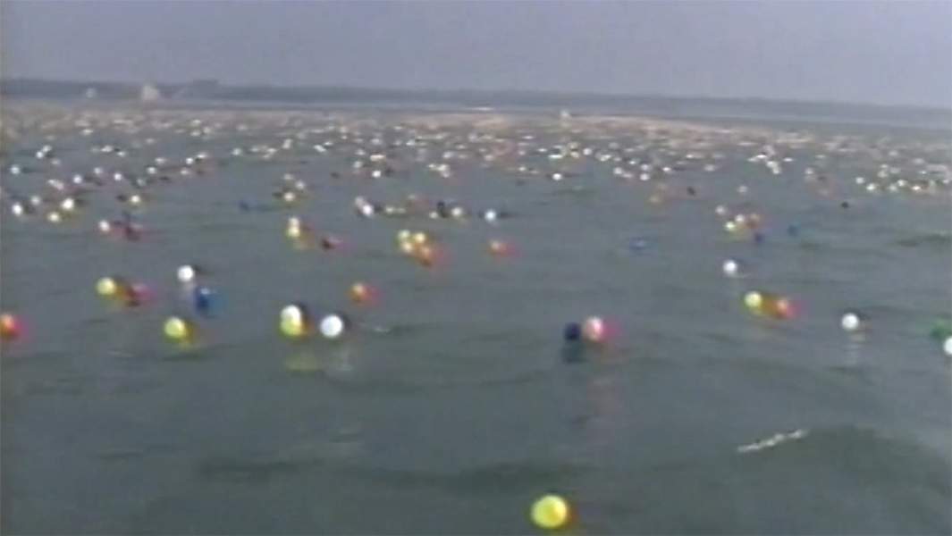 Надувные шары с фестиваля Balloonfest на поверхности озера Эри