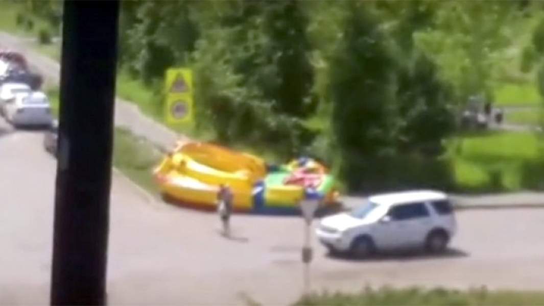 Батут, сорванный порывом ветра в Рыбинске