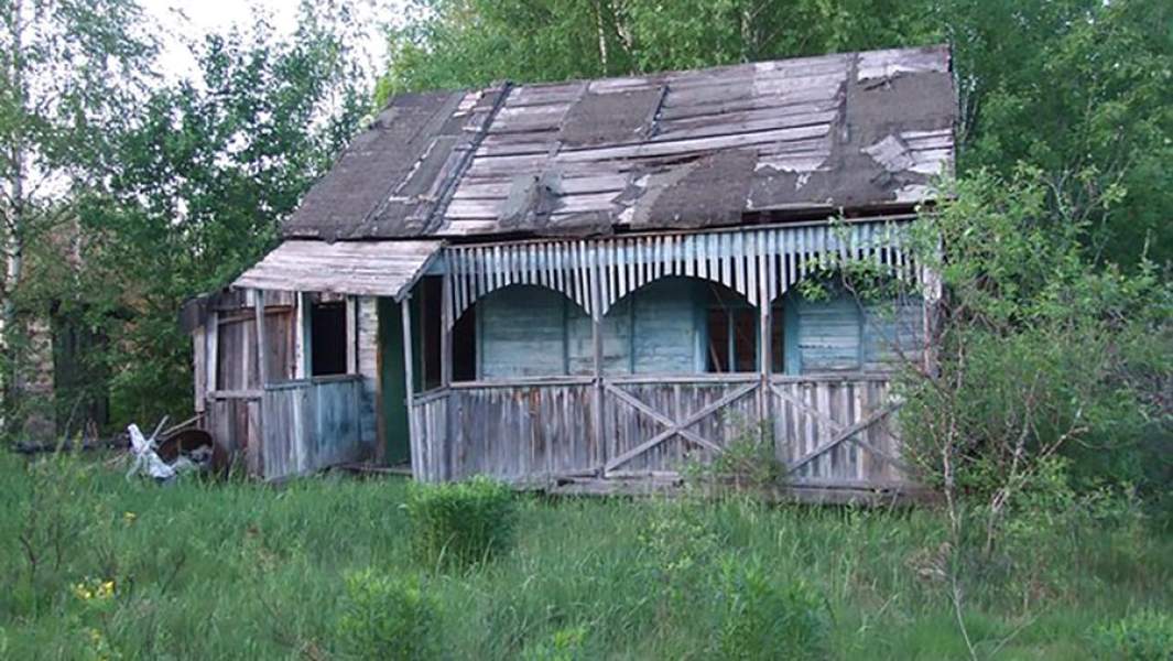 В поселке дачное нашли. Заброшенный дачный поселок. Заброшенная дача. Старая заброшенная дача. Заброшенная СНТ.