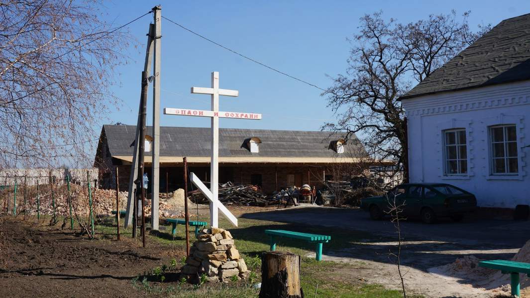 Западная окраина Донецка, территория пострадавшего от обстрелов православного храмаЗападная окраина Донецка, территория пострадавшего от обстрелов православного храма