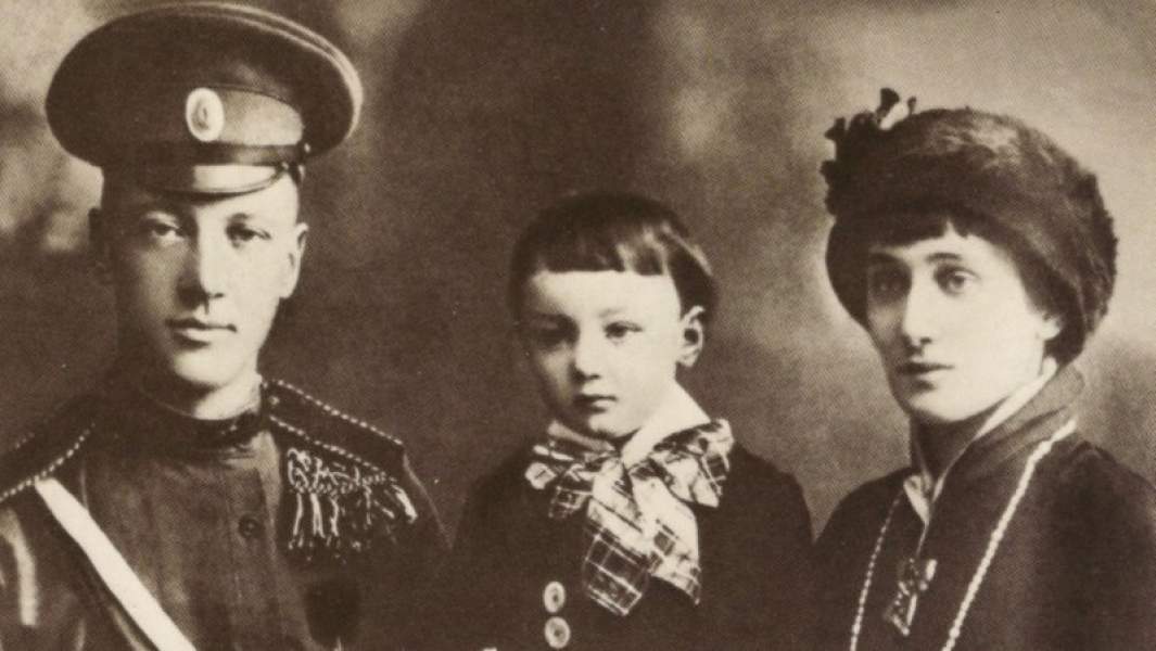 Анна Ахматова с мужем Н.С. Гумилёвым и сыном Львом