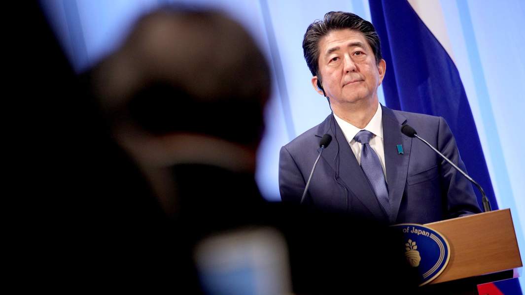 Премьер-министр Японии Синдзо Абэ  во время заявлений для прессы в гостинице «Нью Отани Осака».