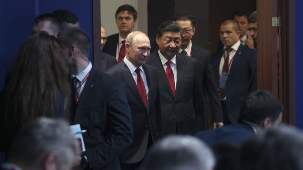 Президент РФ Владимир Путин и председатель Китайской Народной Республики Си Цзиньпин перед пленарным заседанием Петербургского международного экономического форума 2019