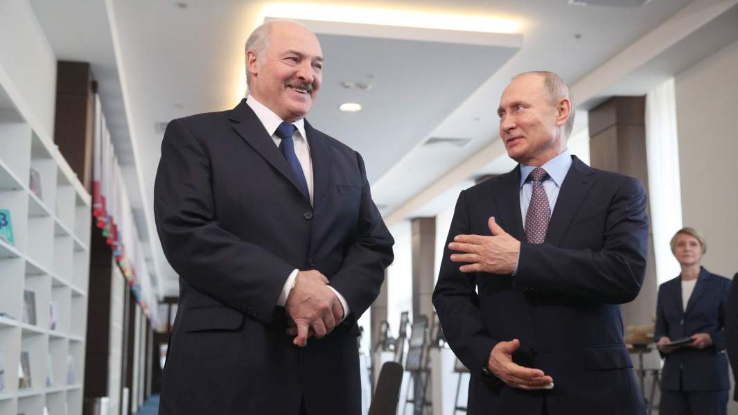 Президент РФ Владимир Путин и президент Белоруссии Александр Лукашенко (слева) во время общения с журналистами после встречи в образовательном центре «Сириус» в Сочи, посвященной сотрудничеству двух стран в сферах образования, культуры и спорта. 15 февраля 2019 года