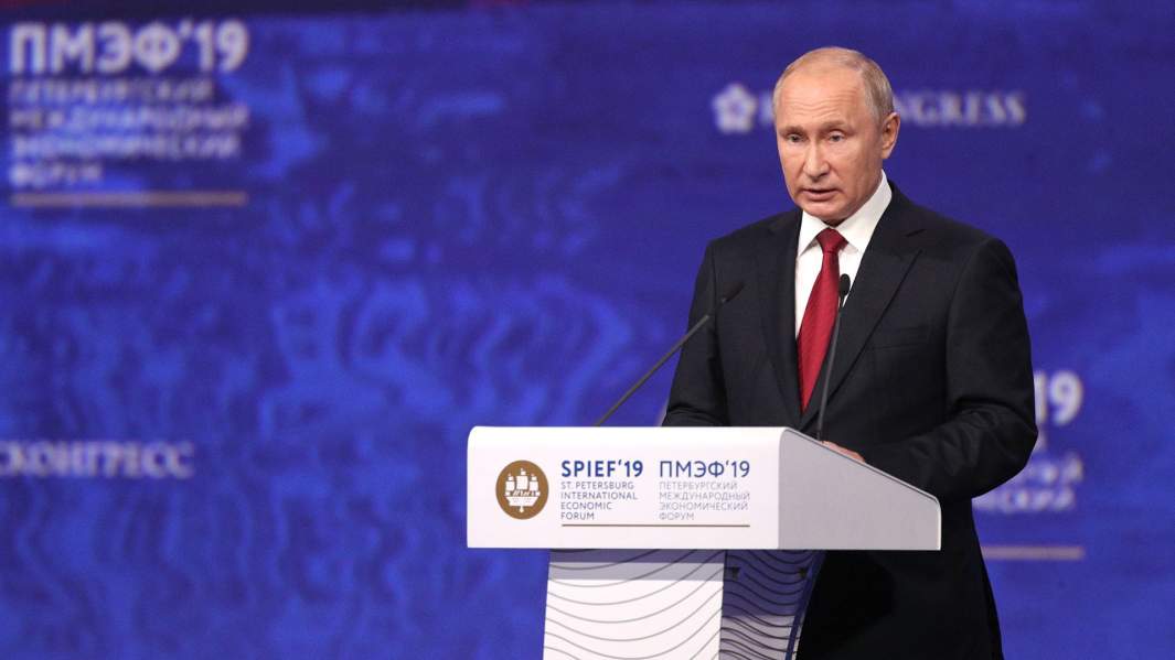 Президент РФ Владимир Путин на пленарном заседании Петербургского международного экономического форума 2019