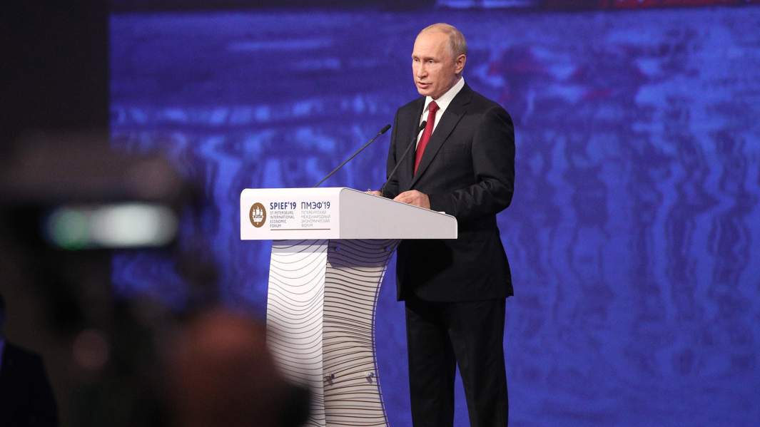 Президент РФ Владимир Путин выступает на пленарном заседании Петербургского международного экономического форума 2019. 7 июня 2019 года