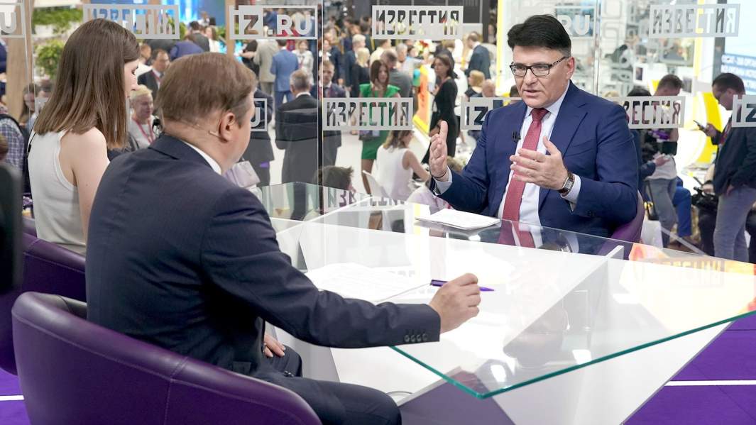 Глава Роскомнадзора Александр Жаров во время интервью