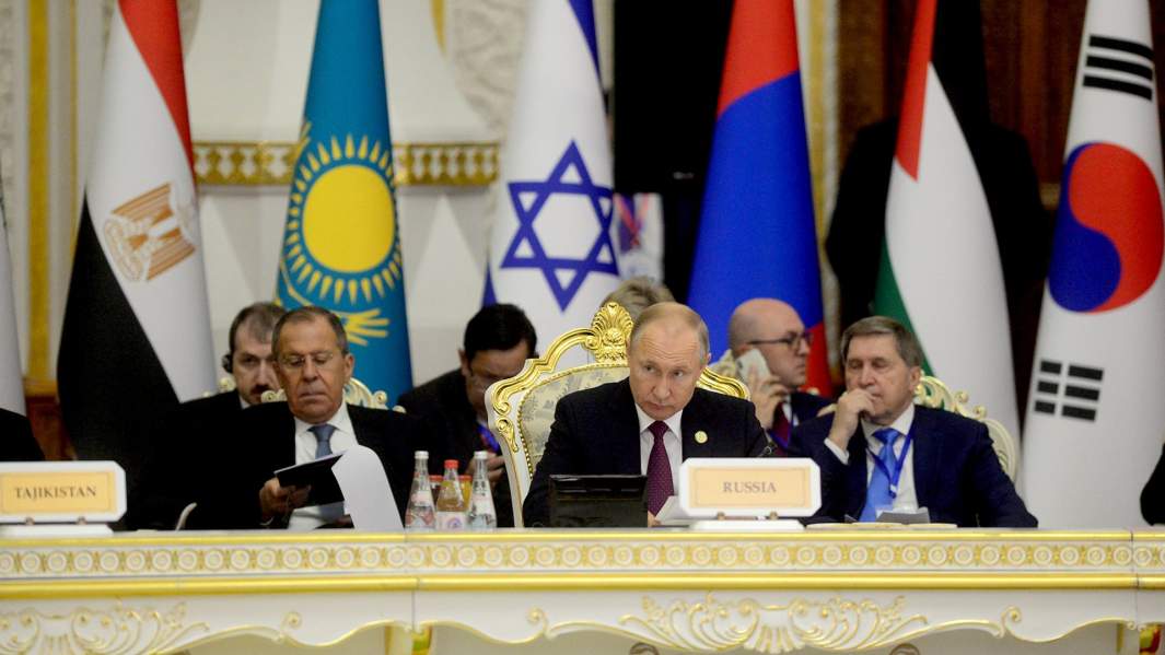 Президент РФ Владимир Путин на пленарном заседании глав делегаций государств и международных организаций, принимающих участие в совещании по взаимодействию и мерам доверия в Азии (СВМДА), Душанбе