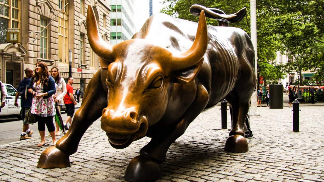 бронзовая статуя Атакующий бык