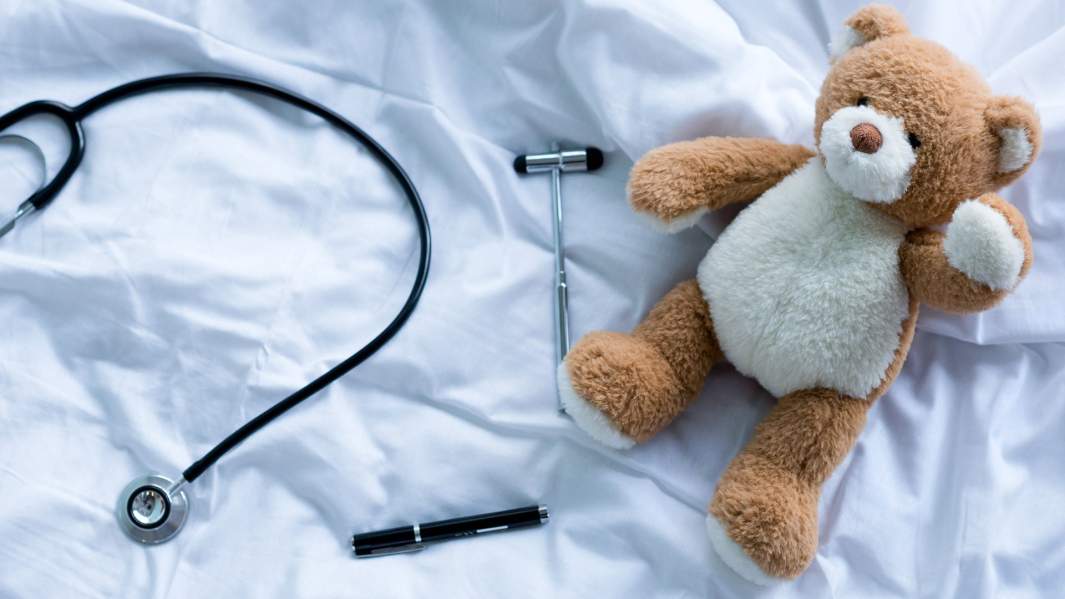 Стетоскоп и плюшевый медведь