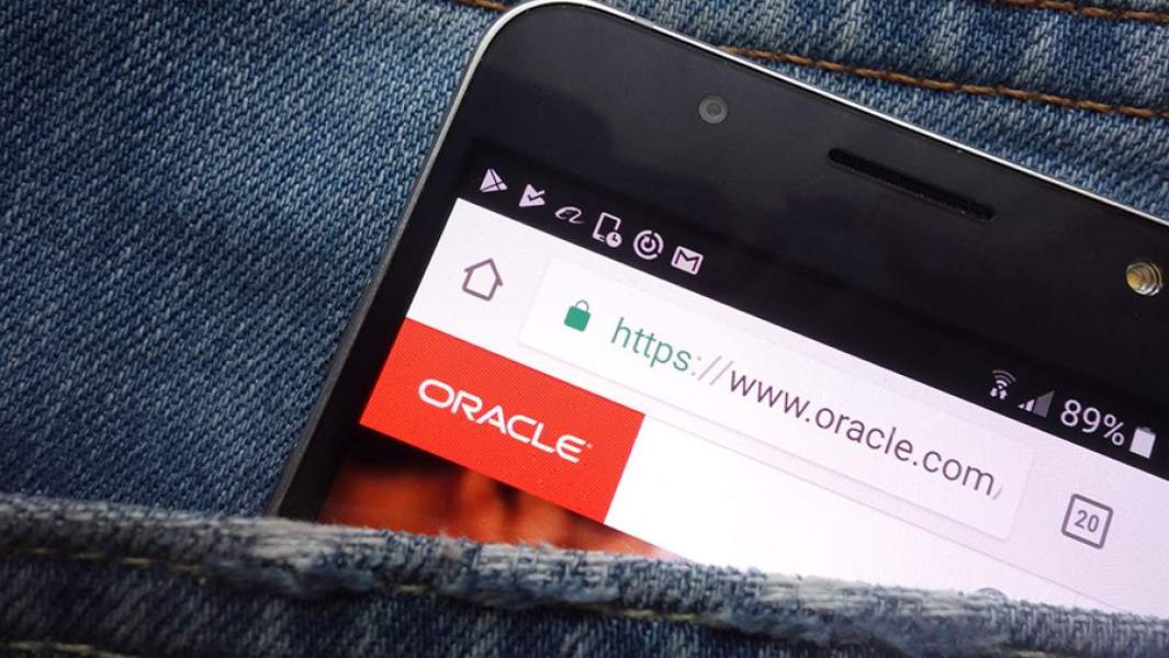 Сайт oracle.com на экране смартфона
