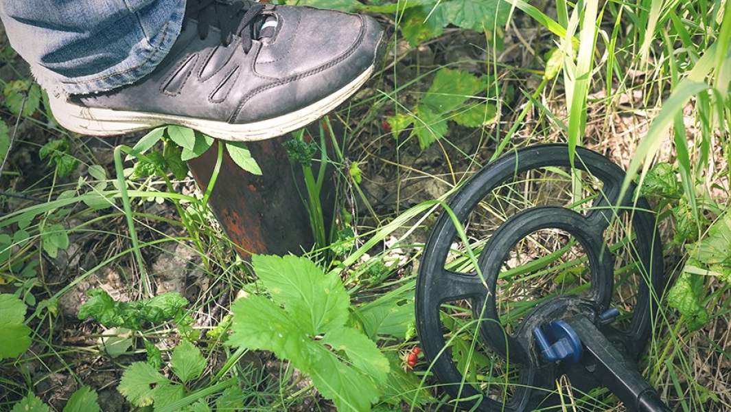 Кладоискатель копает землю