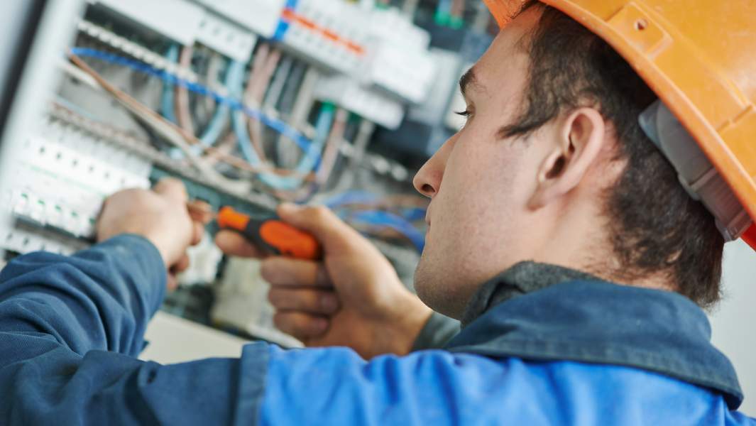 инженер электрик электросчетчик пожар искры ремонт