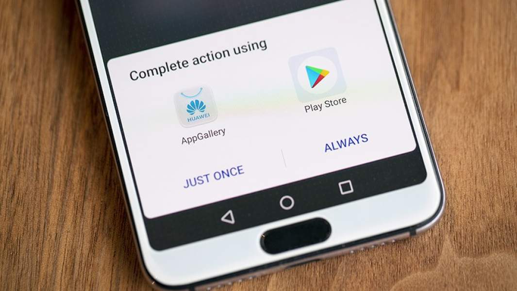 Иконки Huawei App Gallery и Play Store на экране смартфона