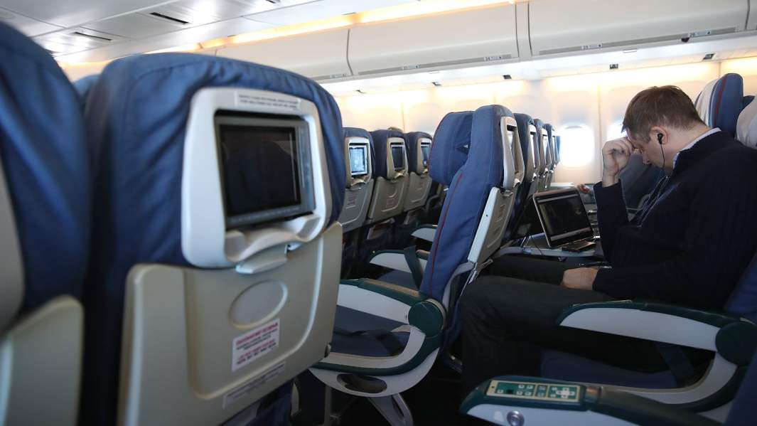 Пассажир в салоне самолета