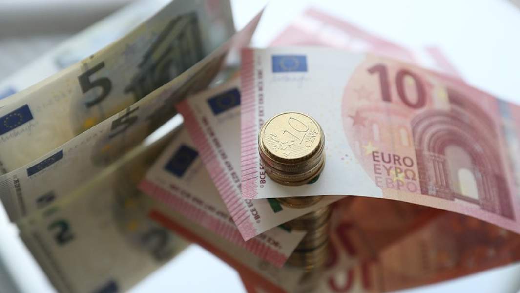 Банкноты и монеты евро различного номинала