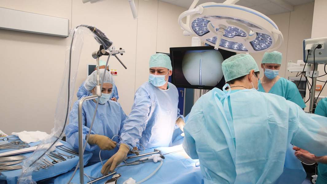 врачи во время операции