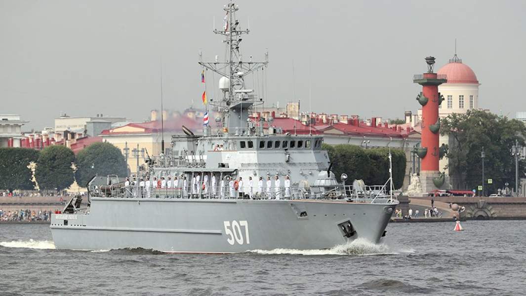 Тральщик проекта 12700 «Александр Обухов» на главном военно-морском параде в Санкт-Петербурге в честь Дня Военно-Морского Флота России. 29 июля 2018 года