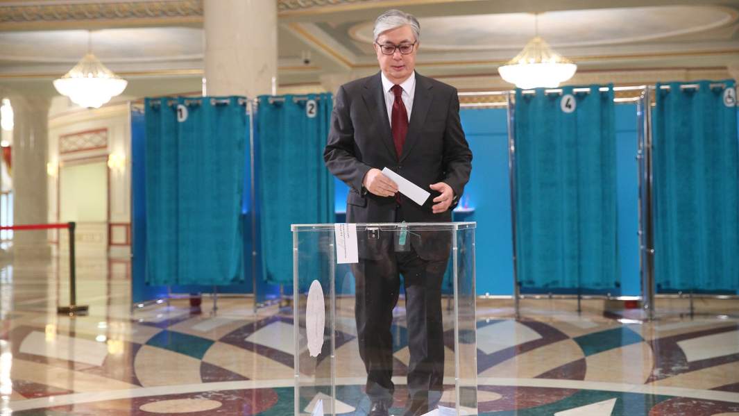 Кандидат в президенты от правящей партии «Нур Отан», действующий президент страны Касым-Жомарт Токаев во время голосования на внеочередных выборах президента Казахстана