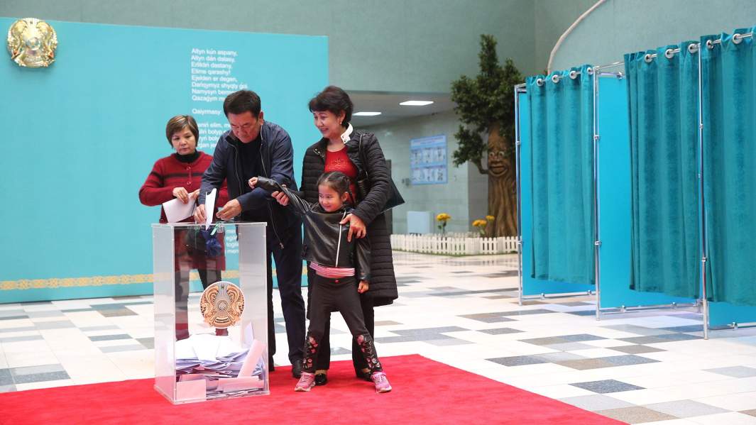 Избиратели во время голосования на внеочередных выборах президента Казахстана