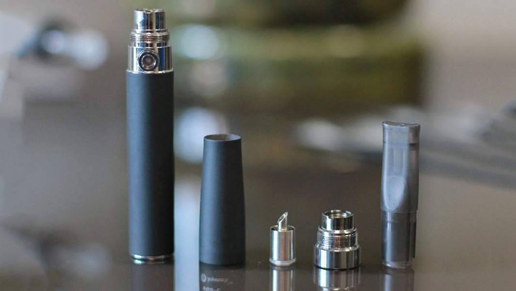 Электронная сигарета на витрине магазина