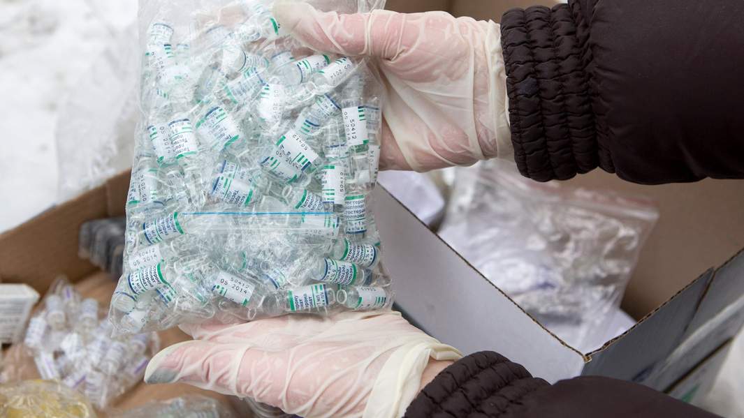 Сотрудник ФСКН России готовит к уничтожению анаболические стероиды