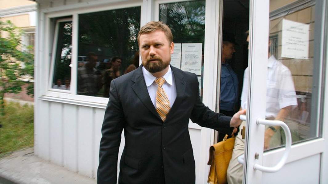 Бывший мэр Волгограда Евгений Ищенко выходит из здания Центрального суда после оглашения приговора