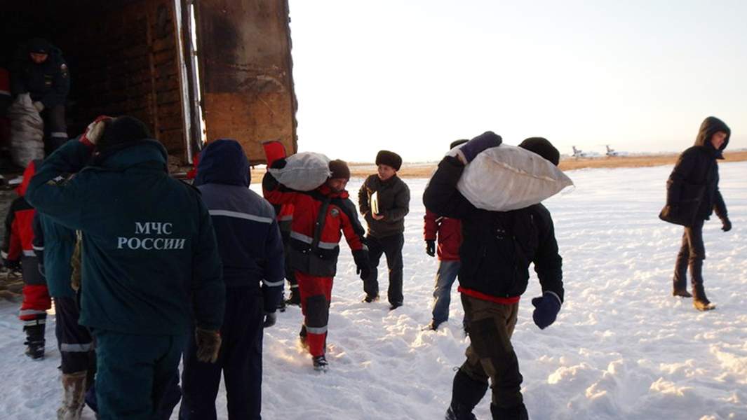 Сотрудники МЧС РФ доставляют продовольствие в отдаленные районы Якутии