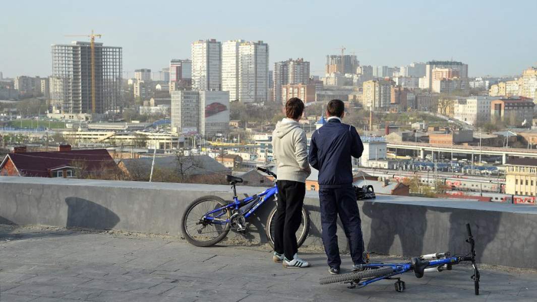 Юноши на смотровой площадке в центре города у памятника стачке 1902 года — мемориального комплекса в Железнодорожном районе Ростова-на-Дону.