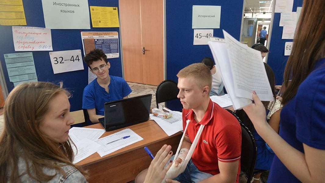 Абитуриенты на консультации с сотрудником приемной комиссии 