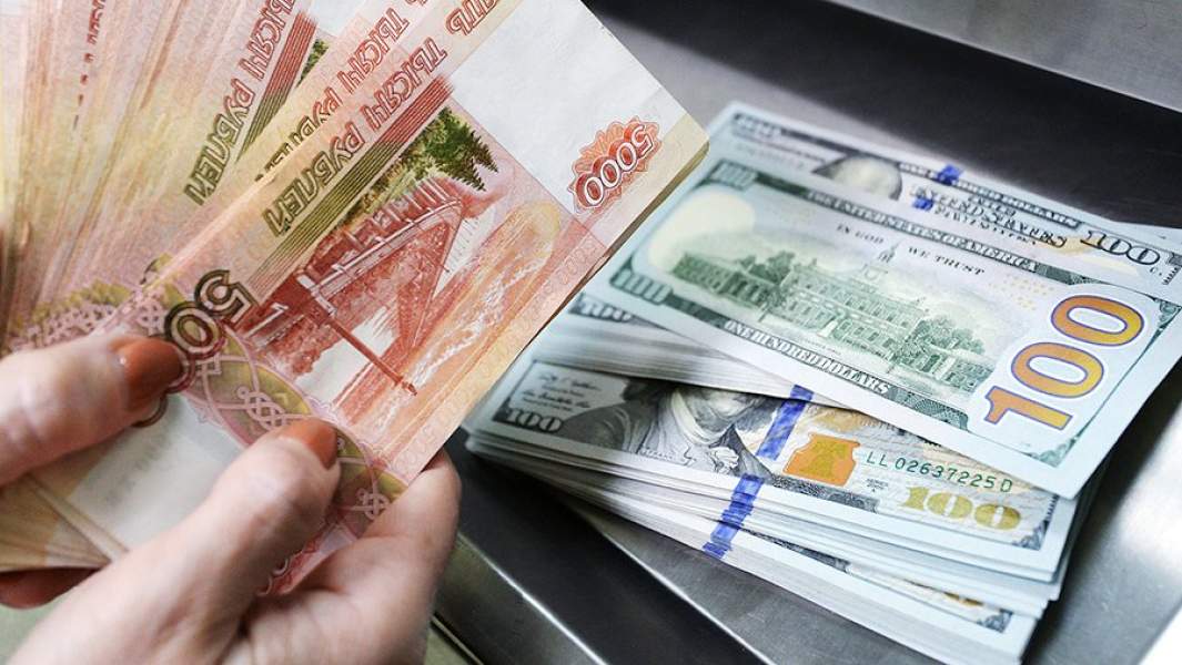 Доллары США и рубли в кассе по обмену валют