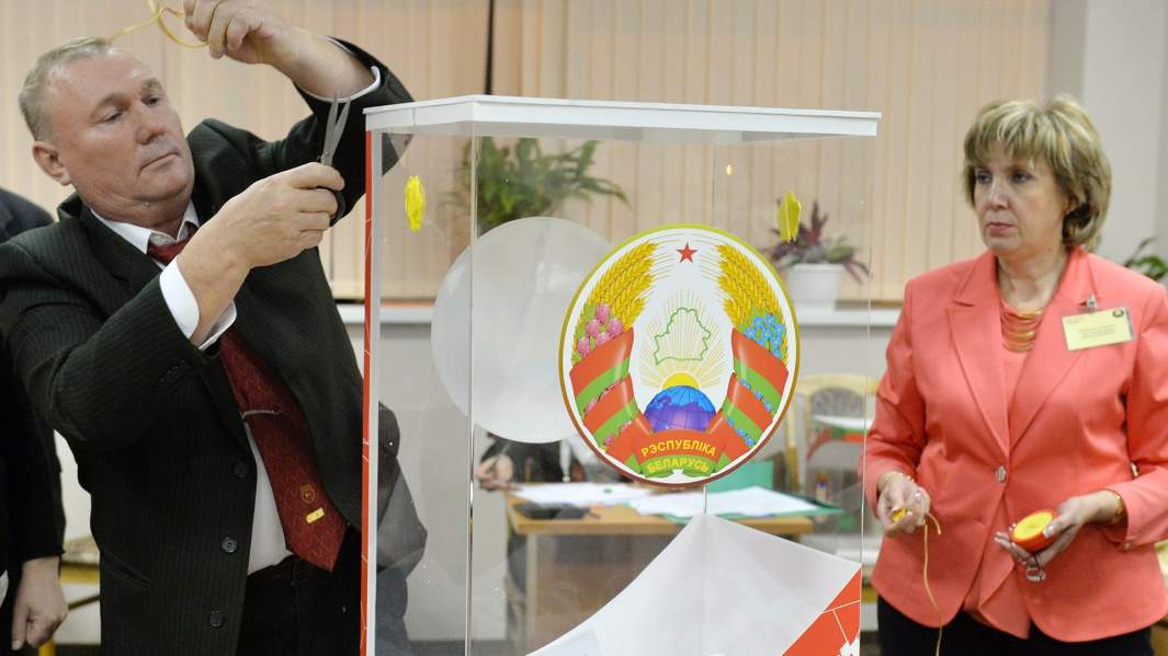 Подсчёт голосов на избирательном участке №48 во время выборов на пост президента Белоруссии. 11 октября 2015 года