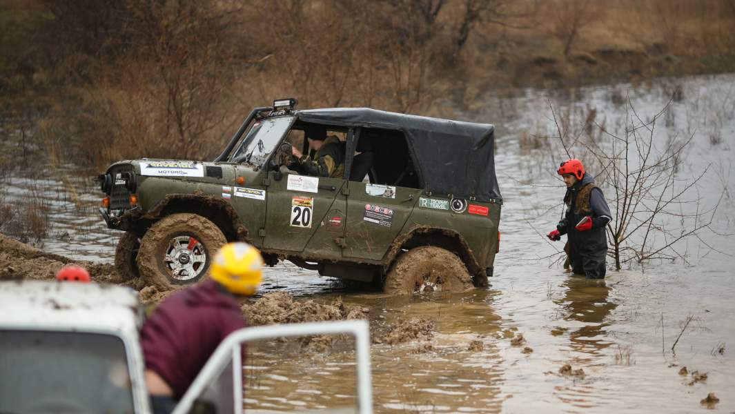 Автомобили участников во время гонки на внедорожниках