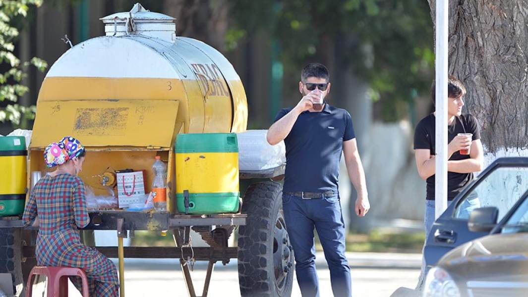 Мужчина пьет квас на одной из улиц в Грозном
