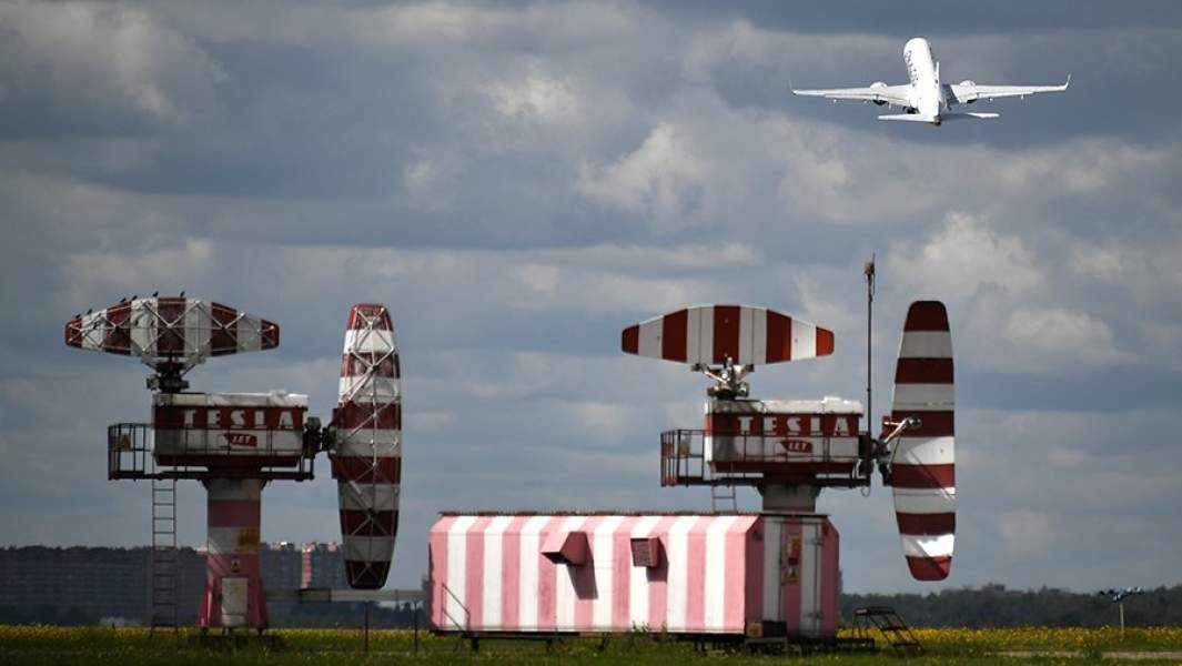 Airbus a320 совершает взлет в аэропорту