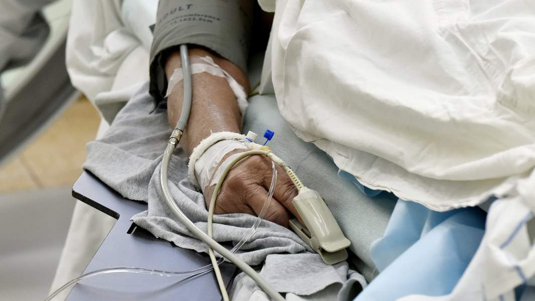 Пациент кардиологического отделения во время операции на сердце