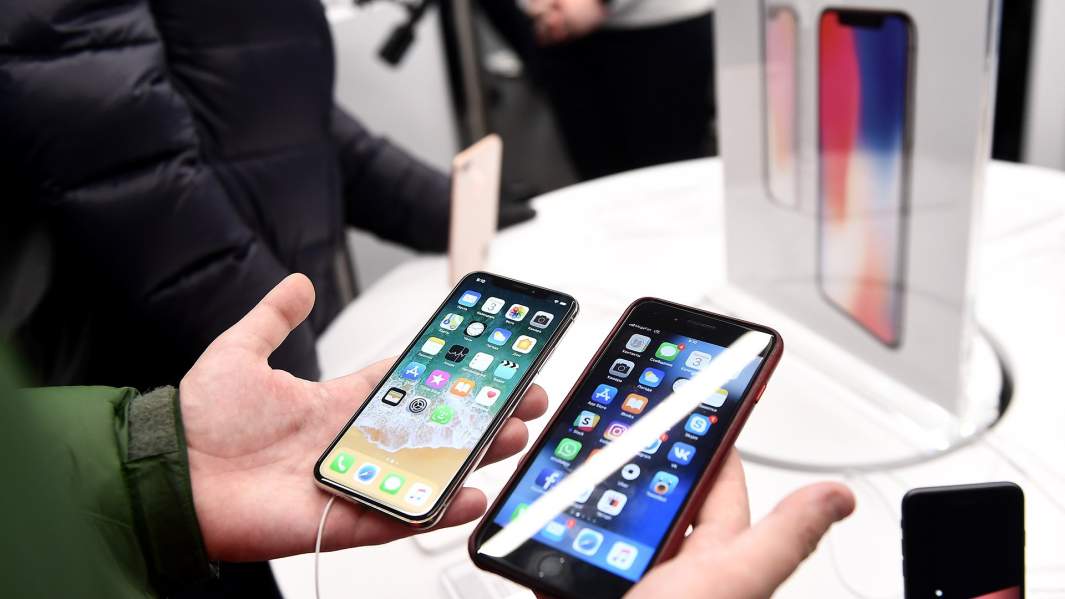 Новые смартфоны во время продаж в магазине