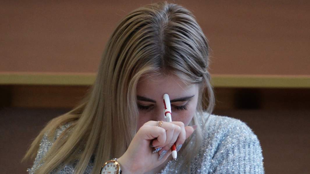 студентка на экзамене