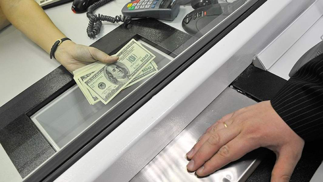 Обмен валюты в банковской кассе