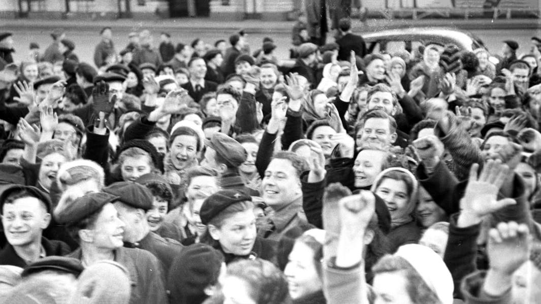 Москвичи на Красной площади утром в День Победы советского народа в Великой Отечественной войне 1941-1945 годов