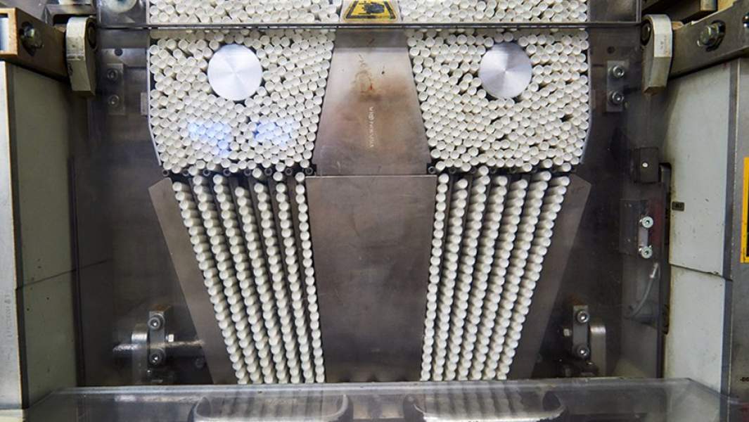 На участке производства сигарет на табачной фабрике