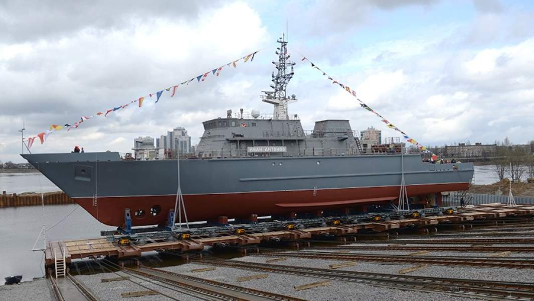 Тральщик проекта 12700 «Иван Антонов» во время церемонии спуска на воду на Средне-Невском судостроительном заводе в Санкт-Петербурге. 25 апреля 2018 года