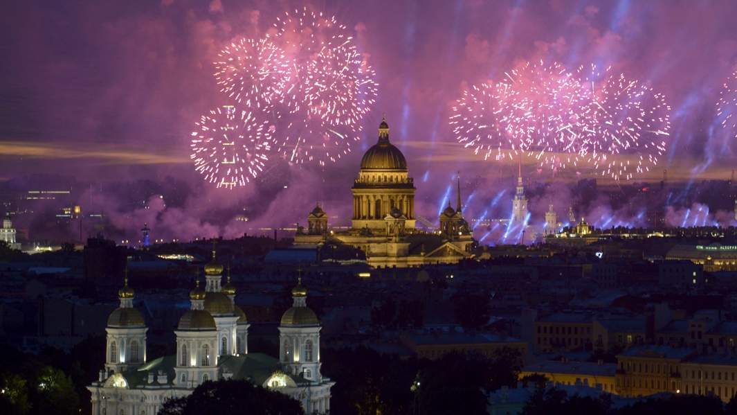 Фейерверк на празднике выпускников "Алые паруса - 2018" в Санкт-Петербурге