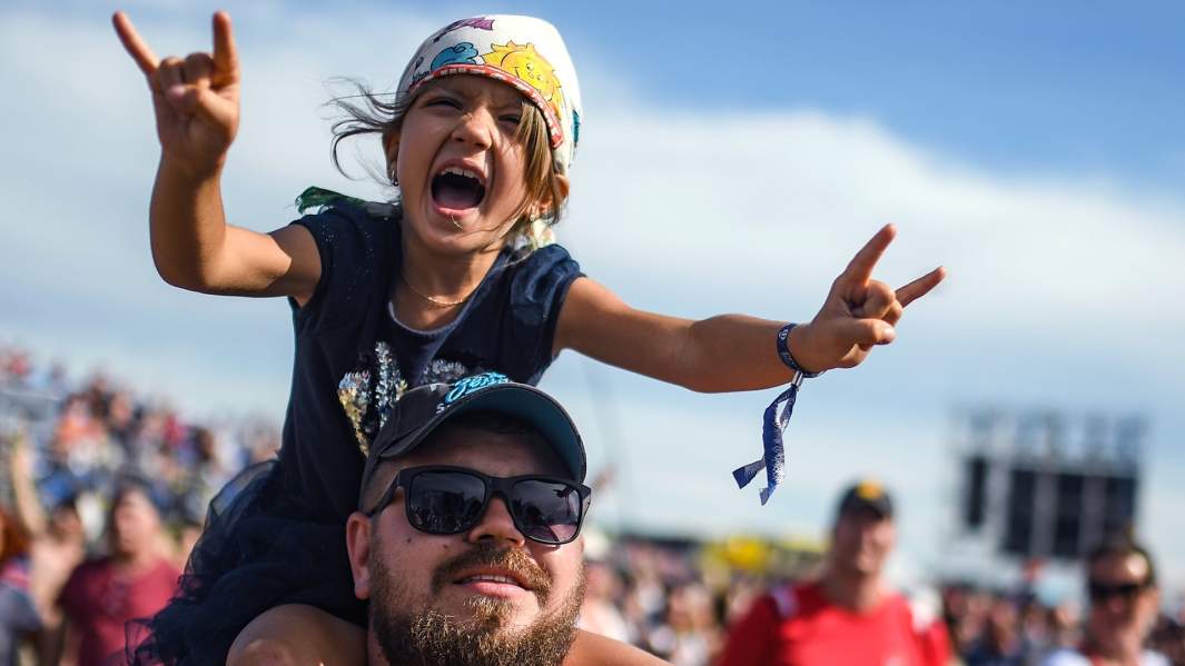 папа с дочкой на рок фестивале