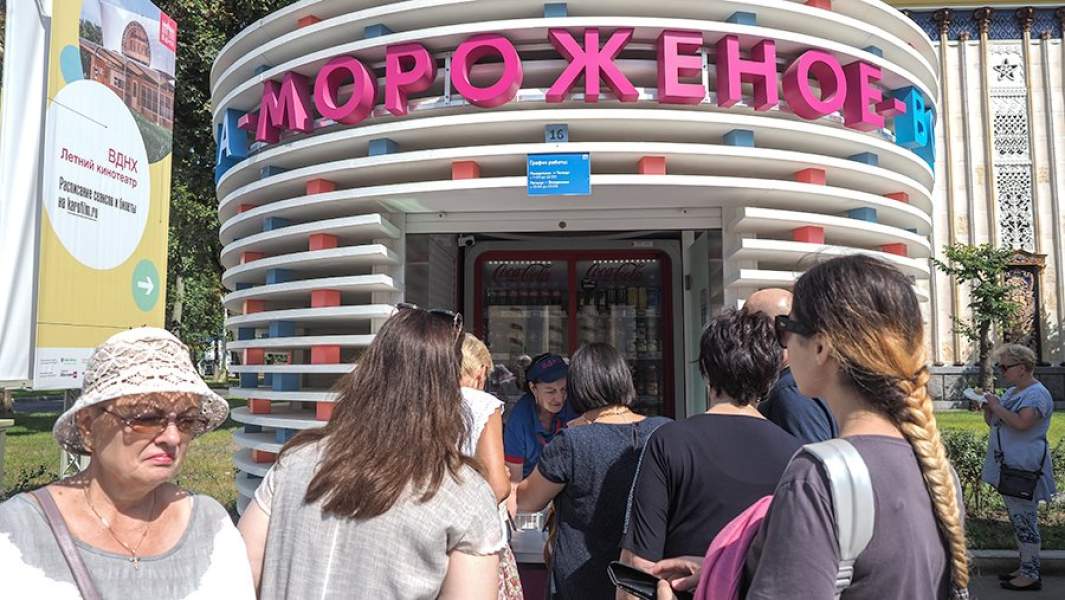 Горожане у киоска с мороженым на ВДНХ в Москве