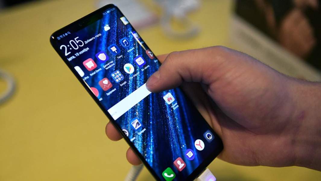 Смартфон Huawei в фирменном магазине в Москве