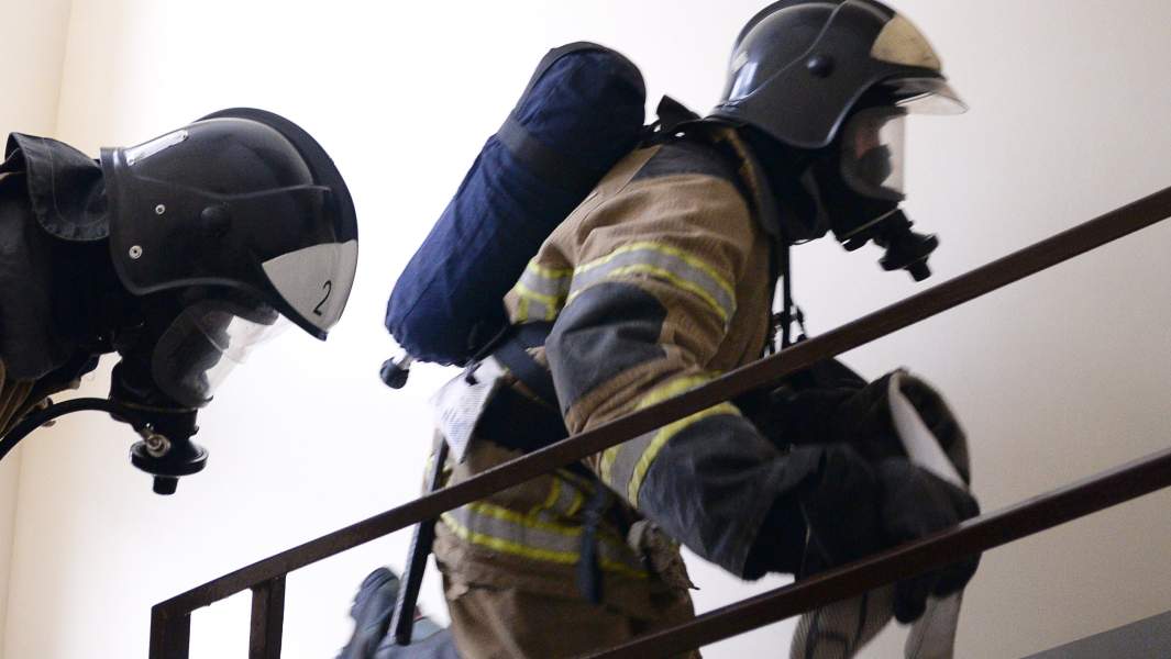 пожарные поднимаются по лестнице пожар 