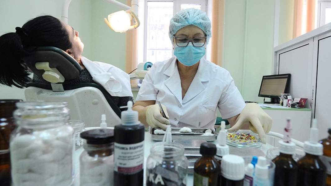 Пациент на приеме у стоматолога в городской стоматологической поликлинике №2 города Тамбова